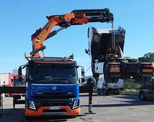 Levage d'un camion avec bras de grue à St Martin de Crau dans les Bouches du Rhône