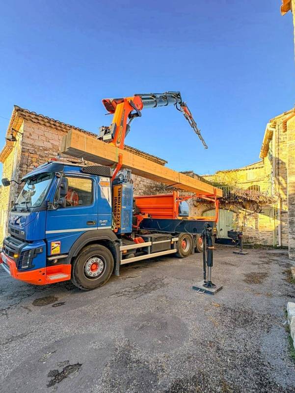 Levage d'une charpente au camion grue en Provence dans un petit village