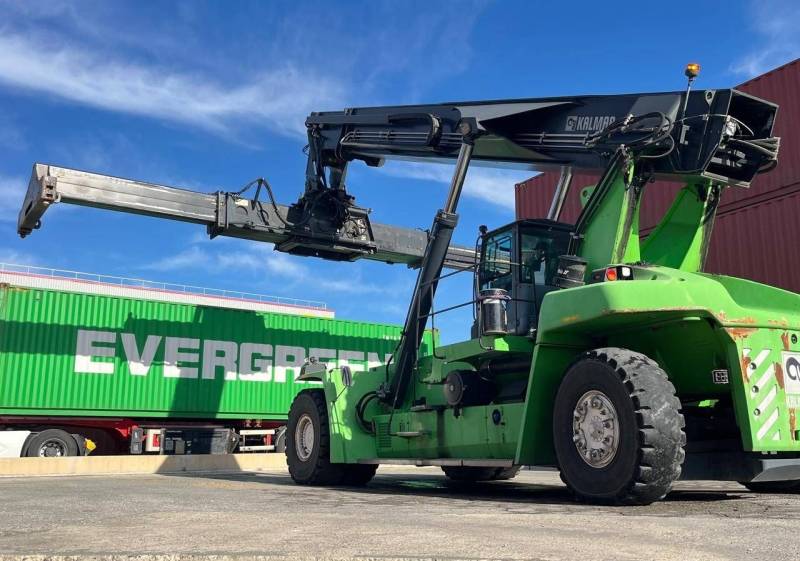 Plateforme de stockage sécurisée Rachet avec Reachstacker à Fos sur Mer