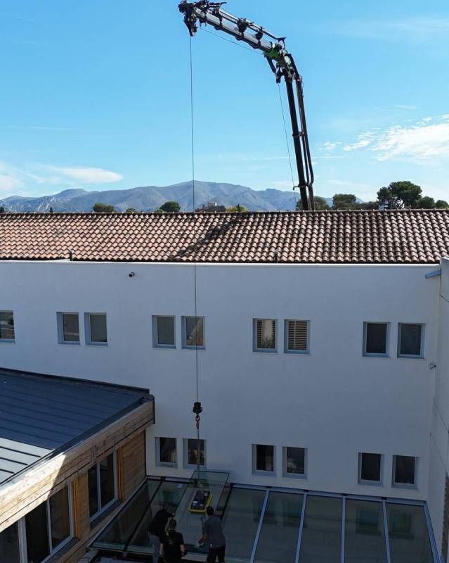 Levage de vitrage à l'aide d'une grue à Marseille